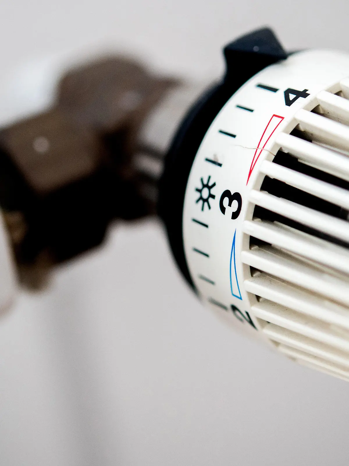 ARCHIV - 04.10.2021, Niedersachsen, Hannover: Der Thermostat einer Heizung in einer Wohnung. (Illustration zu "Preisexplosion bei Energie: Mieterbund fordert Entlastungspaket") Foto: Hauke-Christian Dittrich/dpa +++ dpa-Bildfunk +++