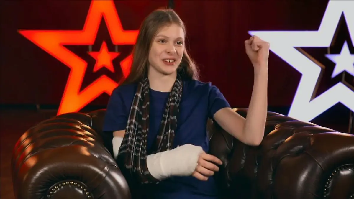 Die verletzte Amelie drückt einen Daumen Dieter Bohlens "Wunderkind"