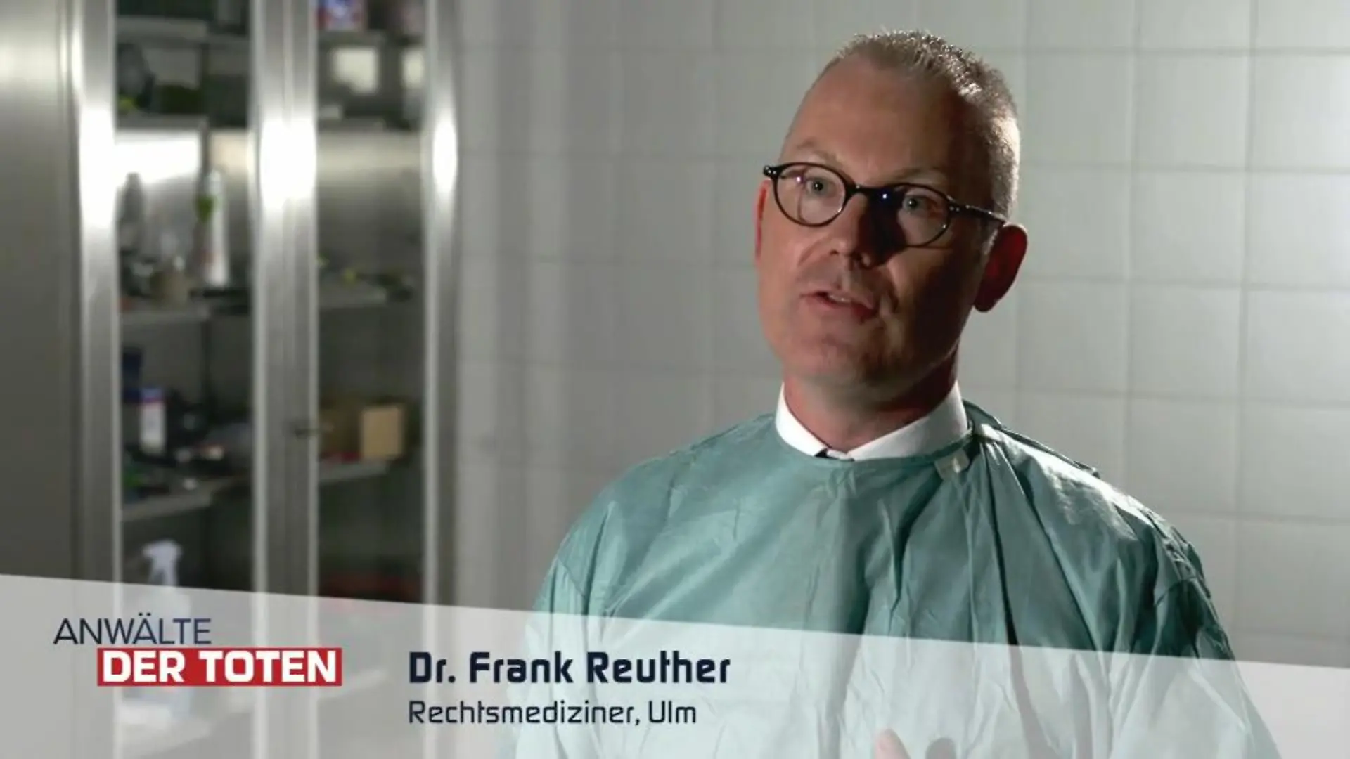 Dr. Reuther beschreibt die schwierige Untersuchung Eltern und Töchter werden obduziert