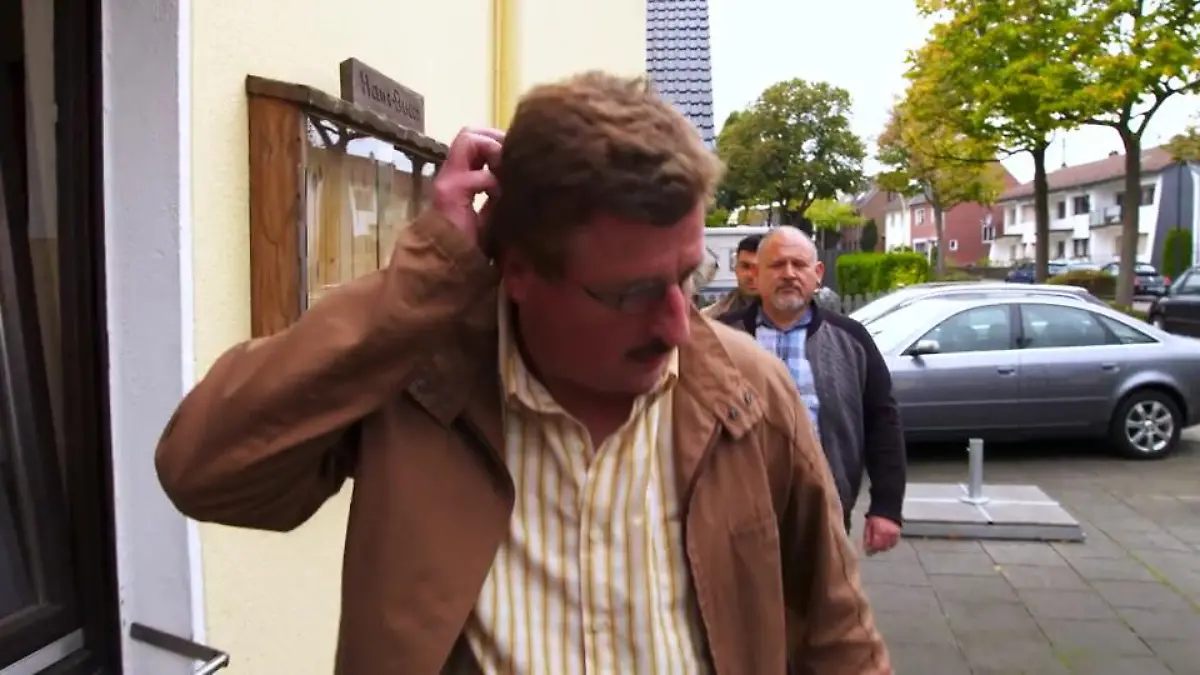 Der Verdacht fällt auf den Bruder des Bräutigams Warum ist er so neugierig?