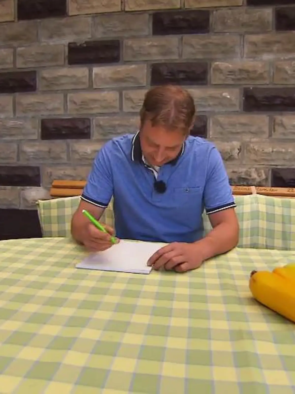 Bild zu: "Benny schreibt sein Eheversprechen auf"