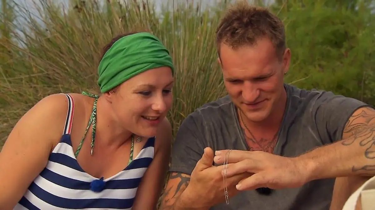 Jörg hat eine schöne Überraschung für Vanessa Romantik in den Flitterwochen