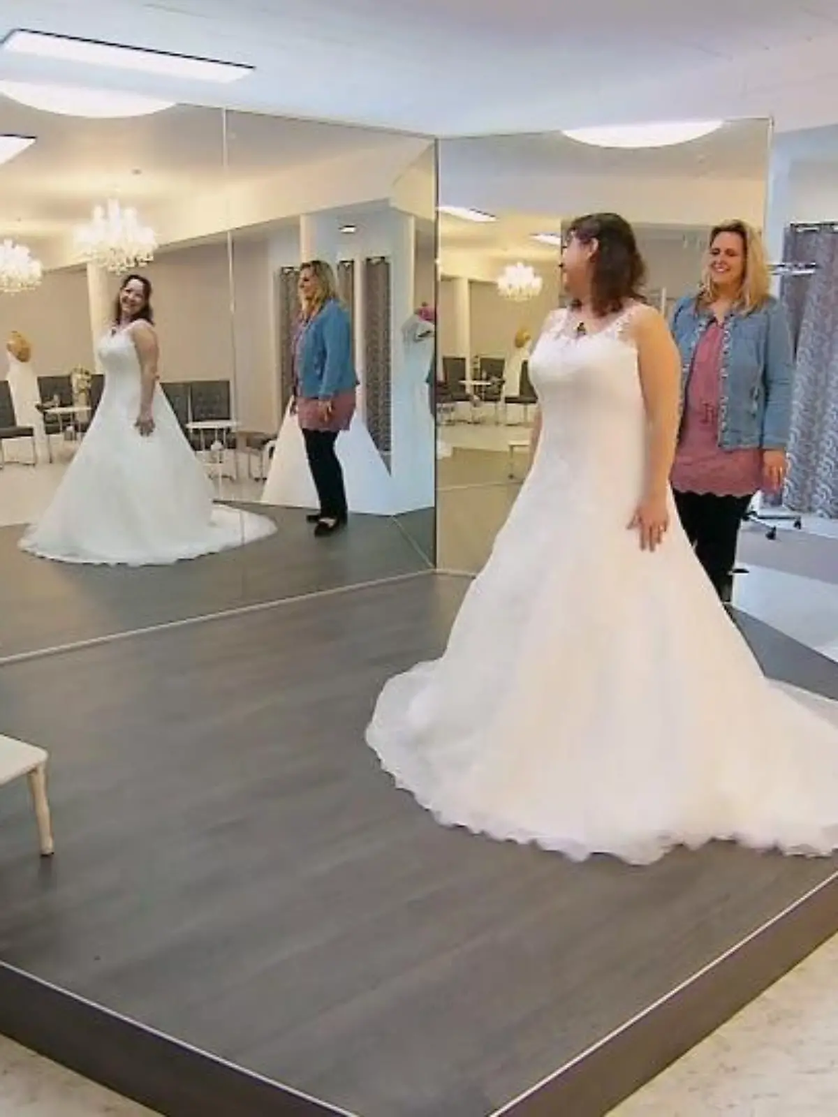 Bild zu: "Nadine probiert ihr Brautkleid an"
