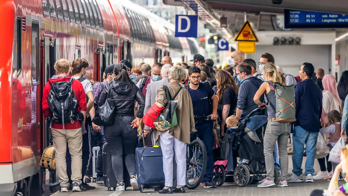  Nicht nur an Feiertagen und an Wochenenden ist das 9-Euro-Ticket beliebt. Auch werktags sind viele Züge und Bahnhöfe wie hier in Ulm voll. // 09.06.2022: Deutschland, Baden-Württemberg, Ulm. *** The 9 Euro ticket is not only popular on public holidays and weekends. Many trains and stations are also full on weekdays, as here in Ulm 09 06 2022 Germany, Baden Württemberg, Ulm