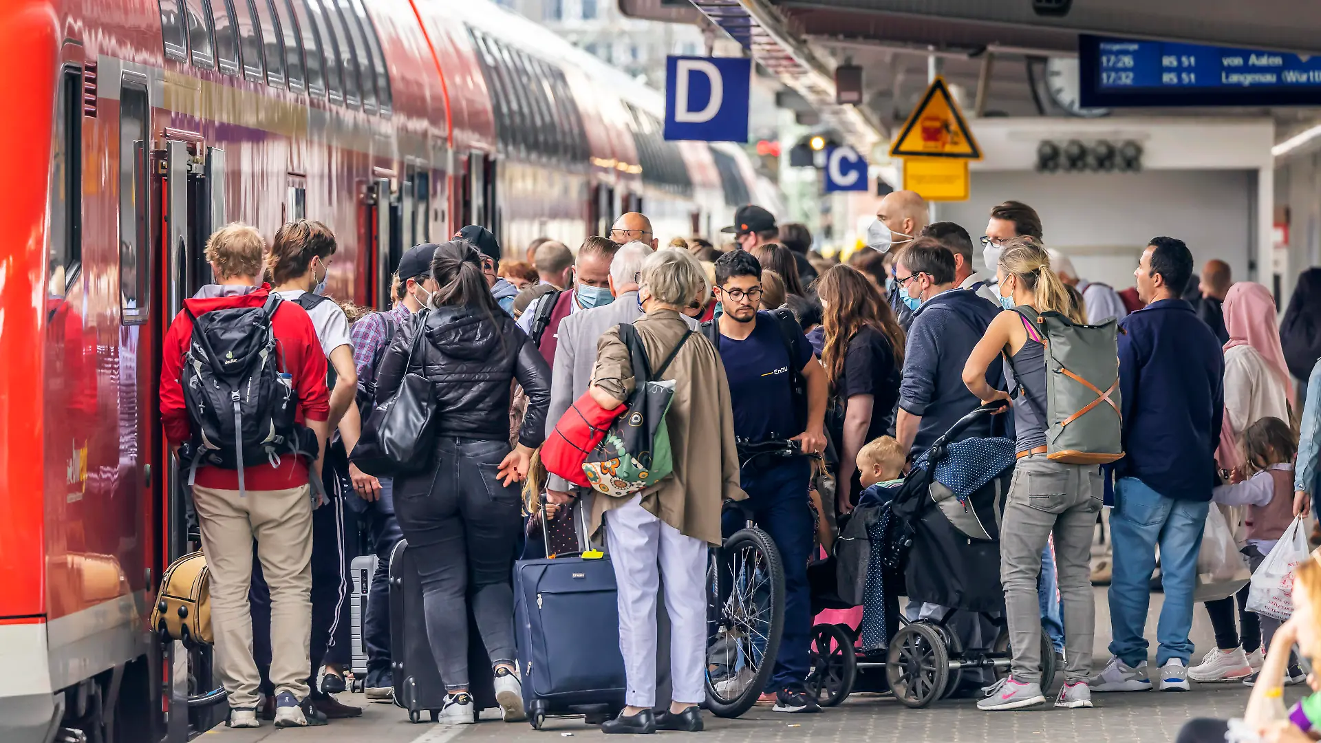Nicht nur an Feiertagen und an Wochenenden ist das 9-Euro-Ticket beliebt. Auch werktags sind viele Züge und Bahnhöfe wie hier in Ulm voll. // 09.06.2022: Deutschland, Baden-Württemberg, Ulm. *** The 9 Euro ticket is not only popular on public holidays and weekends. Many trains and stations are also full on weekdays, as here in Ulm 09 06 2022 Germany, Baden Württemberg, Ulm