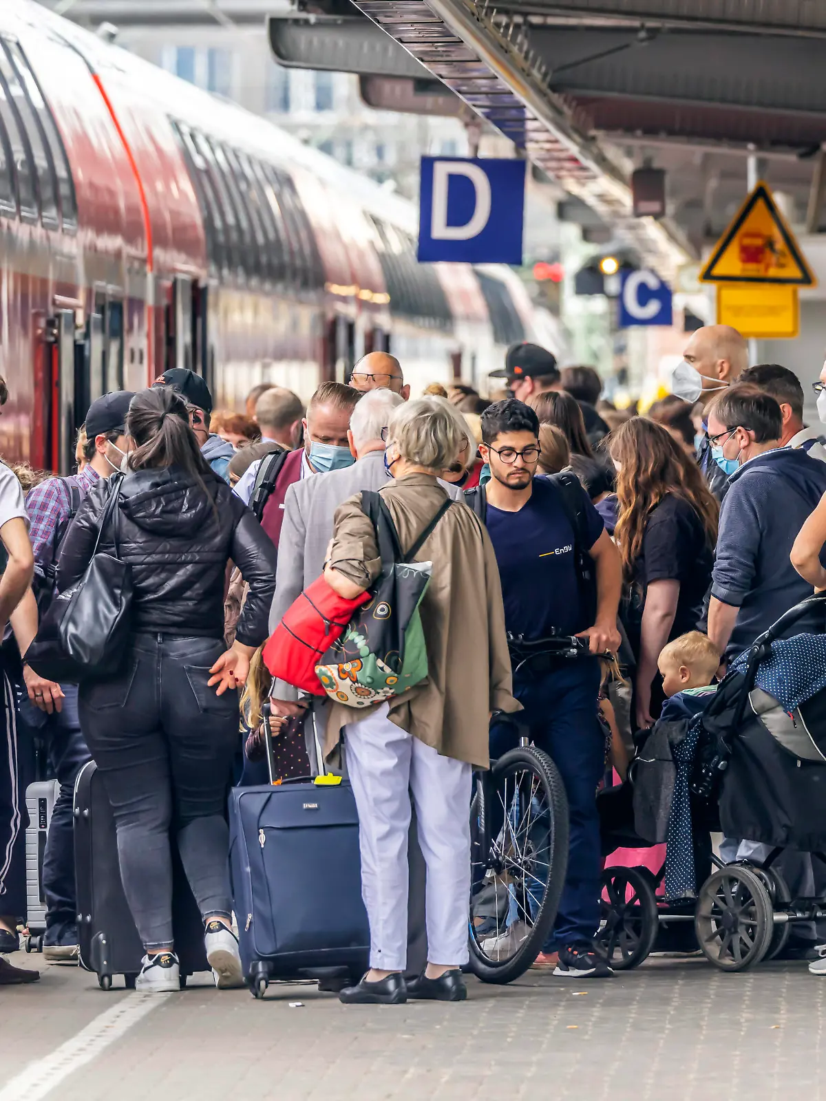  Nicht nur an Feiertagen und an Wochenenden ist das 9-Euro-Ticket beliebt. Auch werktags sind viele Züge und Bahnhöfe wie hier in Ulm voll. // 09.06.2022: Deutschland, Baden-Württemberg, Ulm. *** The 9 Euro ticket is not only popular on public holidays and weekends. Many trains and stations are also full on weekdays, as here in Ulm 09 06 2022 Germany, Baden Württemberg, Ulm