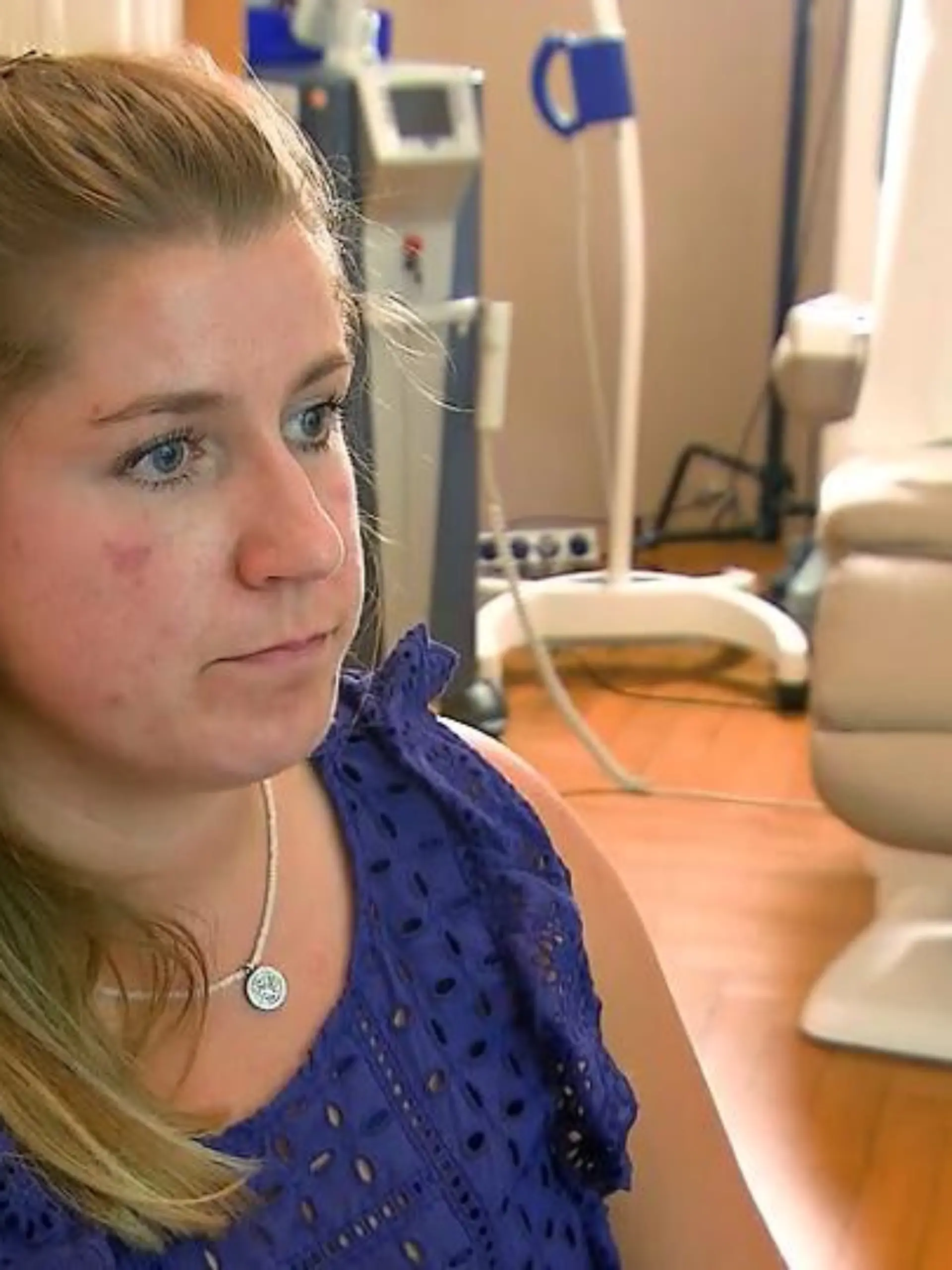 Bild zu: "Patientin leidet stark unter Akne"