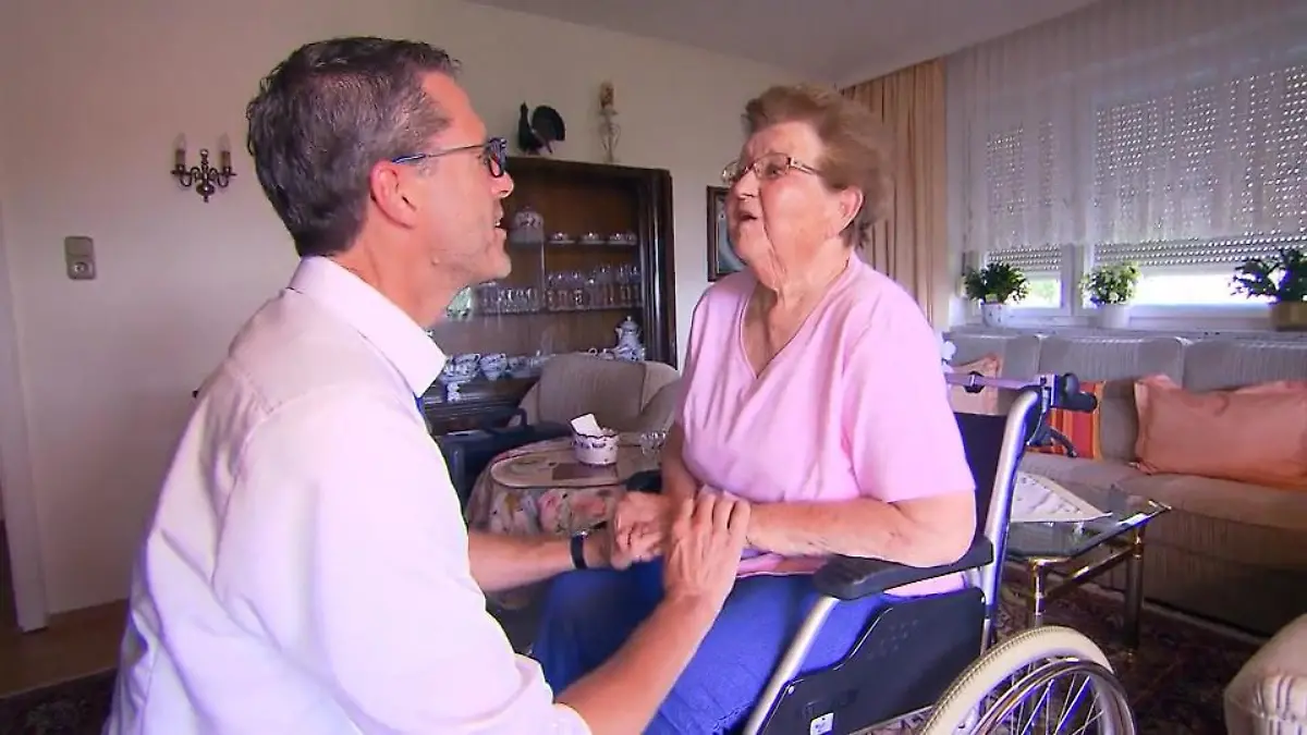 Dr. Blank versorgt Patientin zu Hause Landarzt aus Leidenschaft