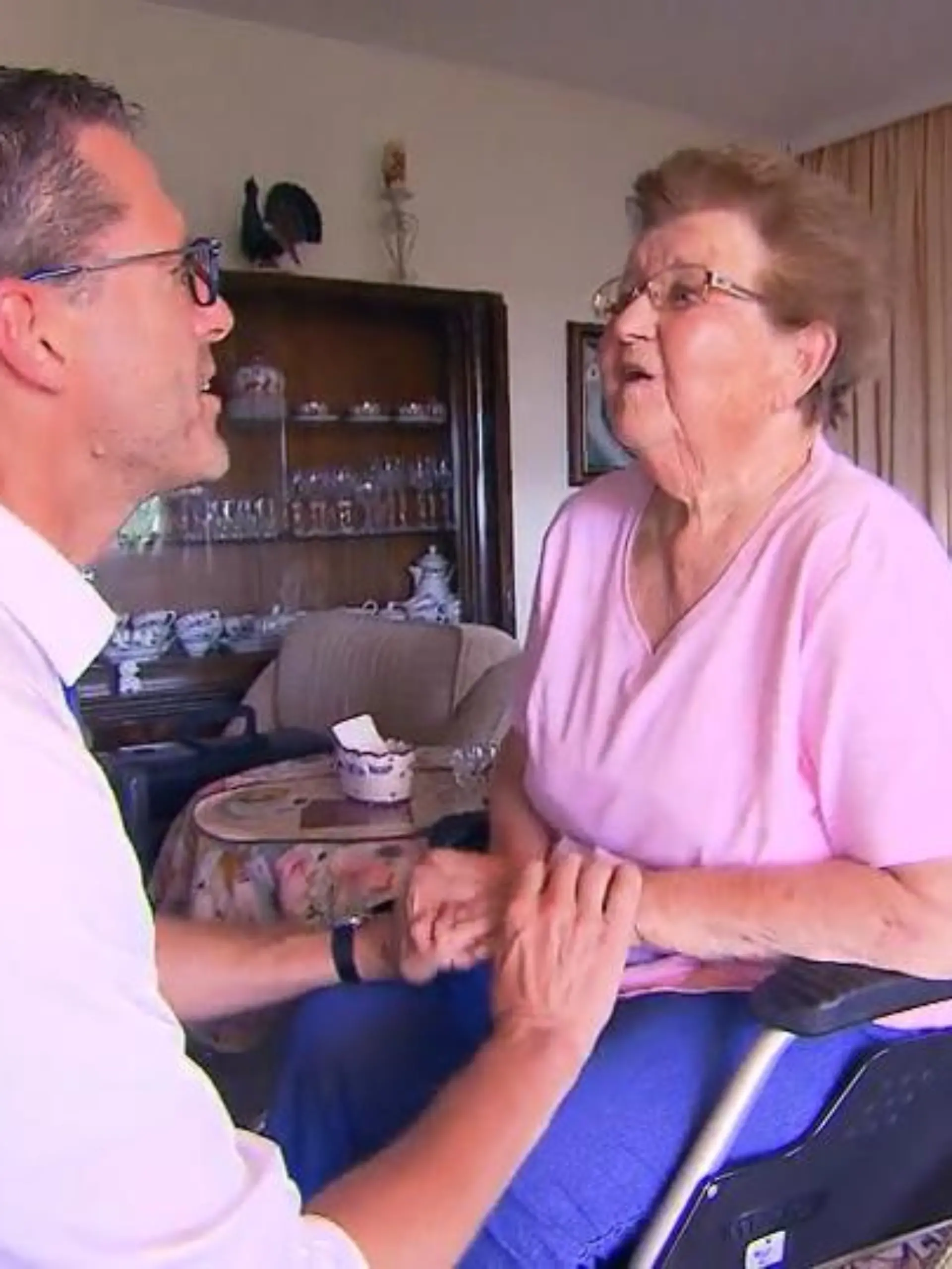 Bild zu: "Dr. Blank versorgt Patientin zu Hause"