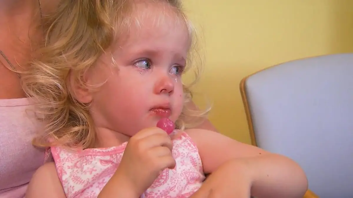 Die kleine Luisa wird geimpft Lolli zur Beruhigung