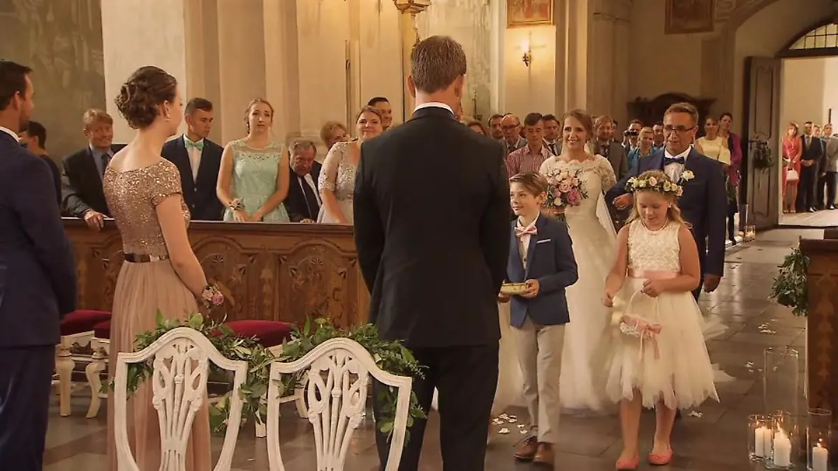 Gerald ist von Annas Anblick "überwältigt" Annas Einzug in die Kirche