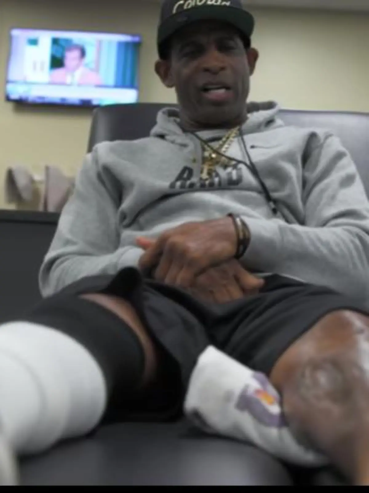 Deion Sanders (55) verspricht zu Beginn der College Saison mit seinem Team aufzulaufen
