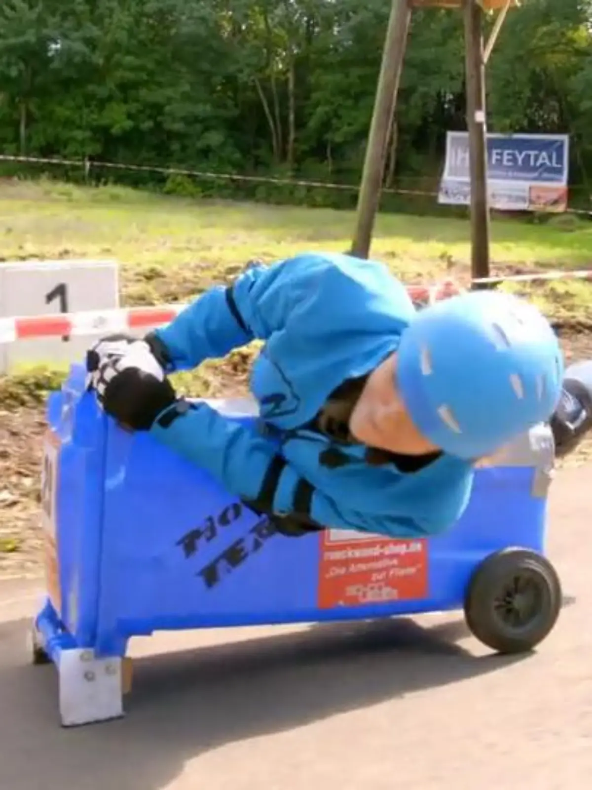 Bild zu: "Panagiota such verzweifelt nach einem Lenkrad"