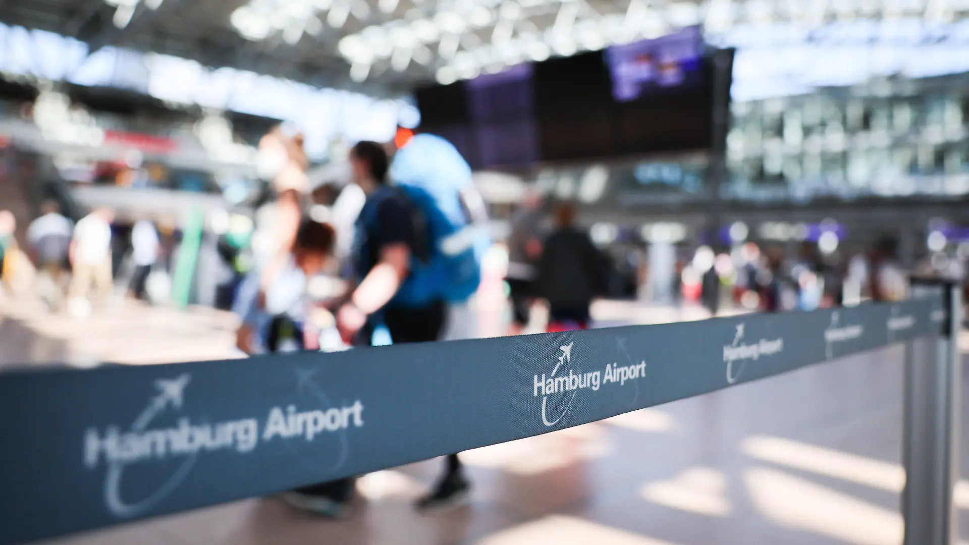 30.06.2022, Hamburg: Flugreisende sind im Terminal 1 am Airport Hamburg zu sehen. Mit dem Beginn der Sommerferien in Schleswig-Holstein, Mecklenburg-Vorpommern und Hamburg erwartet der Flughafen der Hansestadt einen Ansturm von Passagieren Foto: Christian Charisius/dpa +++ dpa-Bildfunk +++