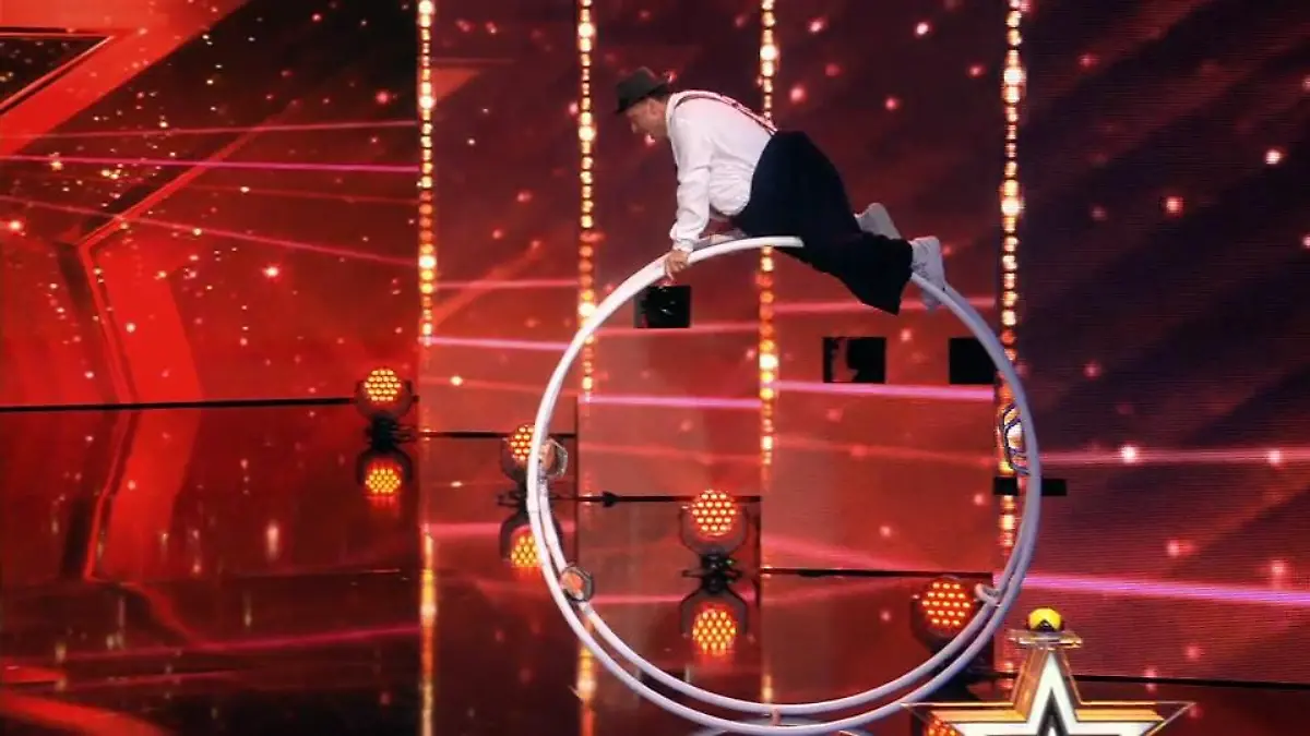 Konstantin bringt nur zwei Juroren zum Lachen Das Supertalent 2018: Show 11