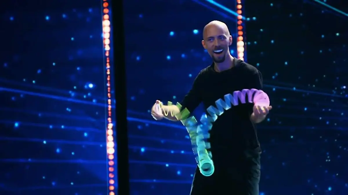 Joshua erweckt das "Slinky" zum Leben Das Supertalent 2018: Show 11