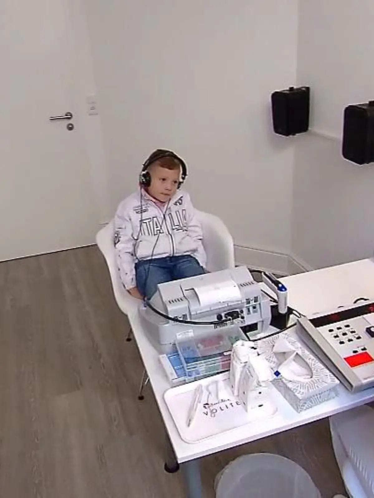 Bild zu: "Flavio beim Hörtest"