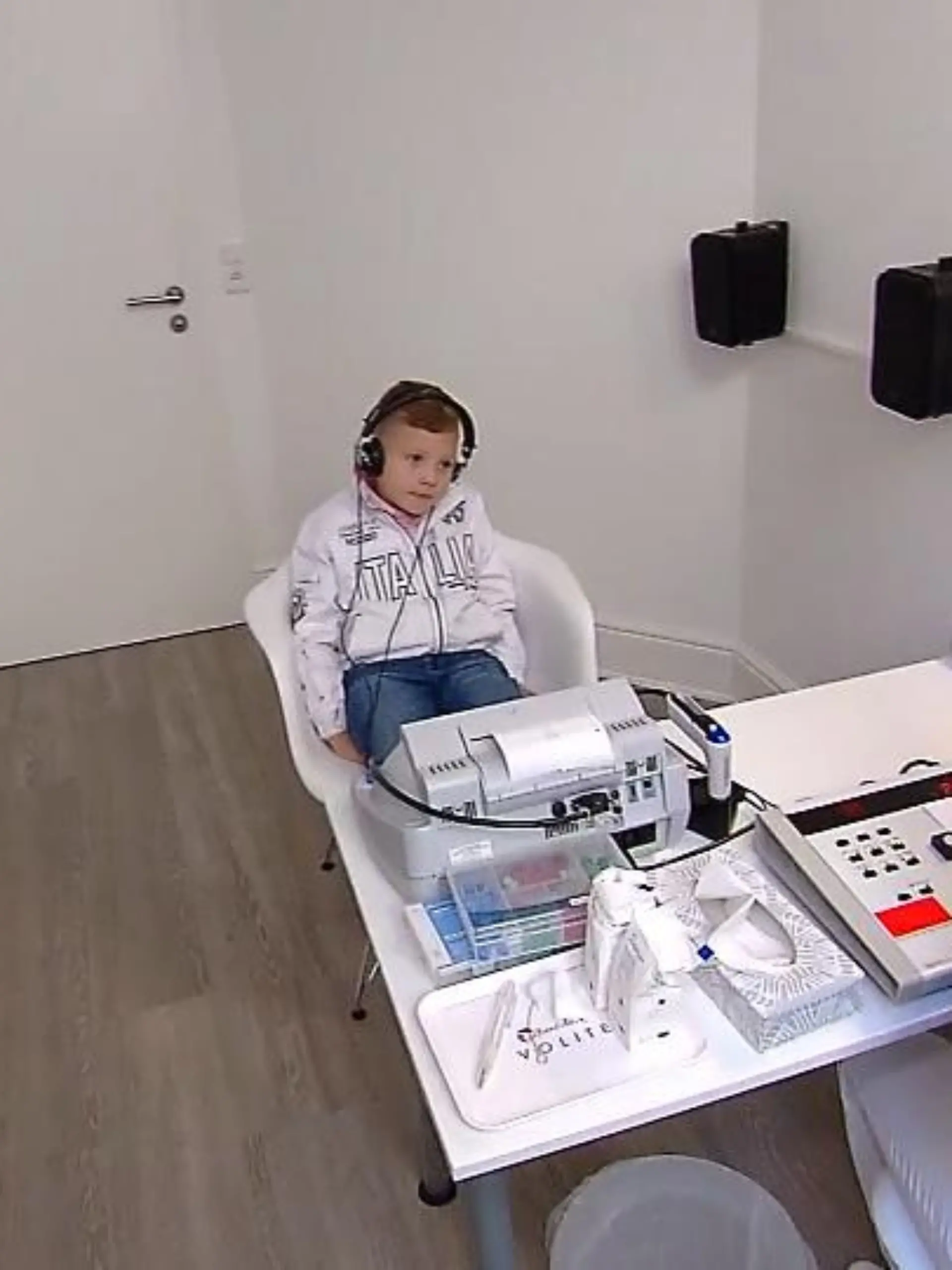 Bild zu: "Flavio beim Hörtest"