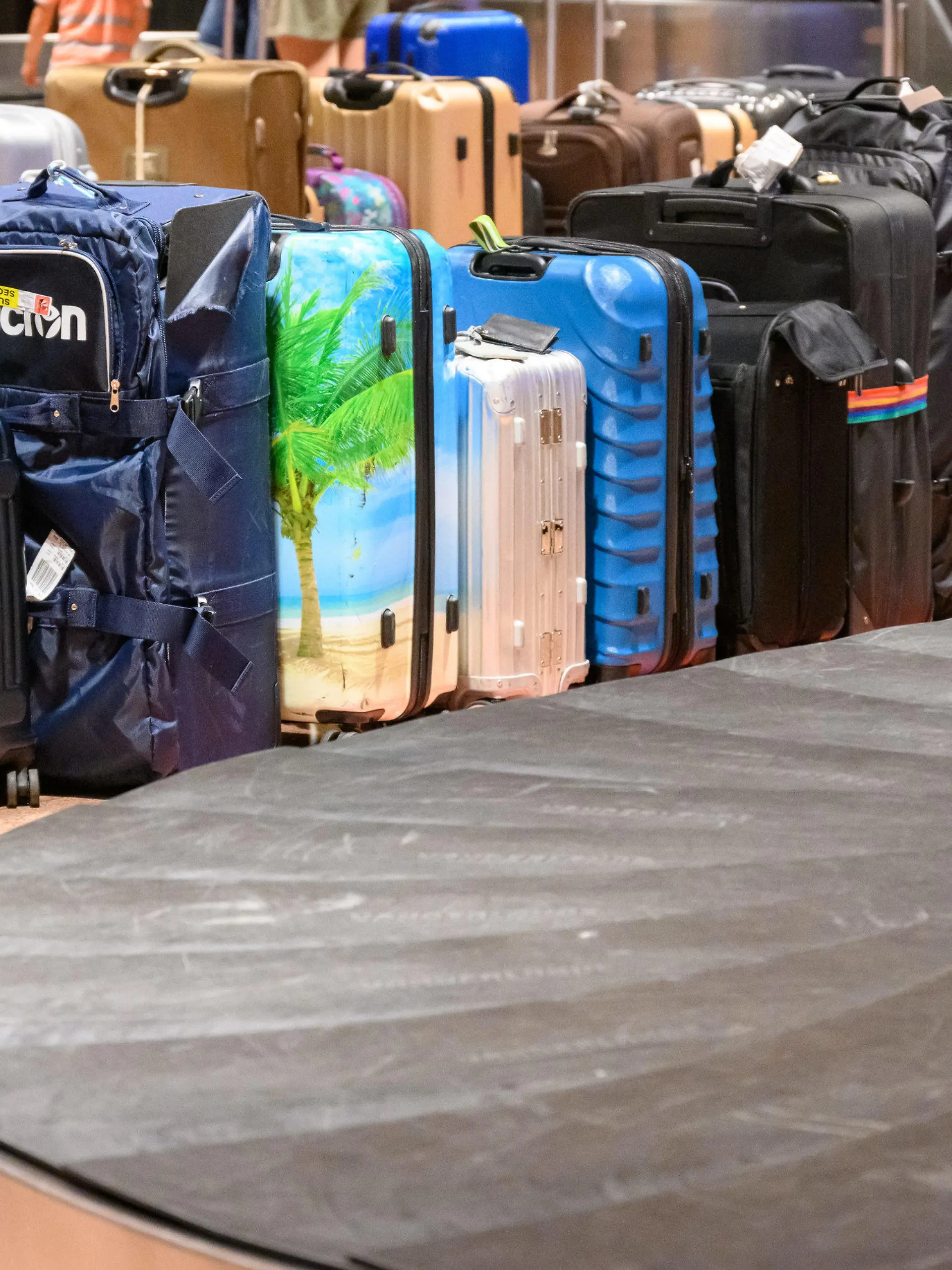 23.06.2022, Hamburg: Koffer stehen neben Gepäckbändern. Nach wie vor stapeln sich Hunderte Koffer, Taschen und Kinderwagen in der Gepäckausgabe des Airports und finden erst nach Tagen ihre Besitzer. Nach Angaben des Flughafens handelt es sich um sogenanntes Rush Gepäck, das mit einem späteren Flug als der Passagier in Hamburg angekommen ist. Foto: Jonas Walzberg/dpa +++ dpa-Bildfunk +++