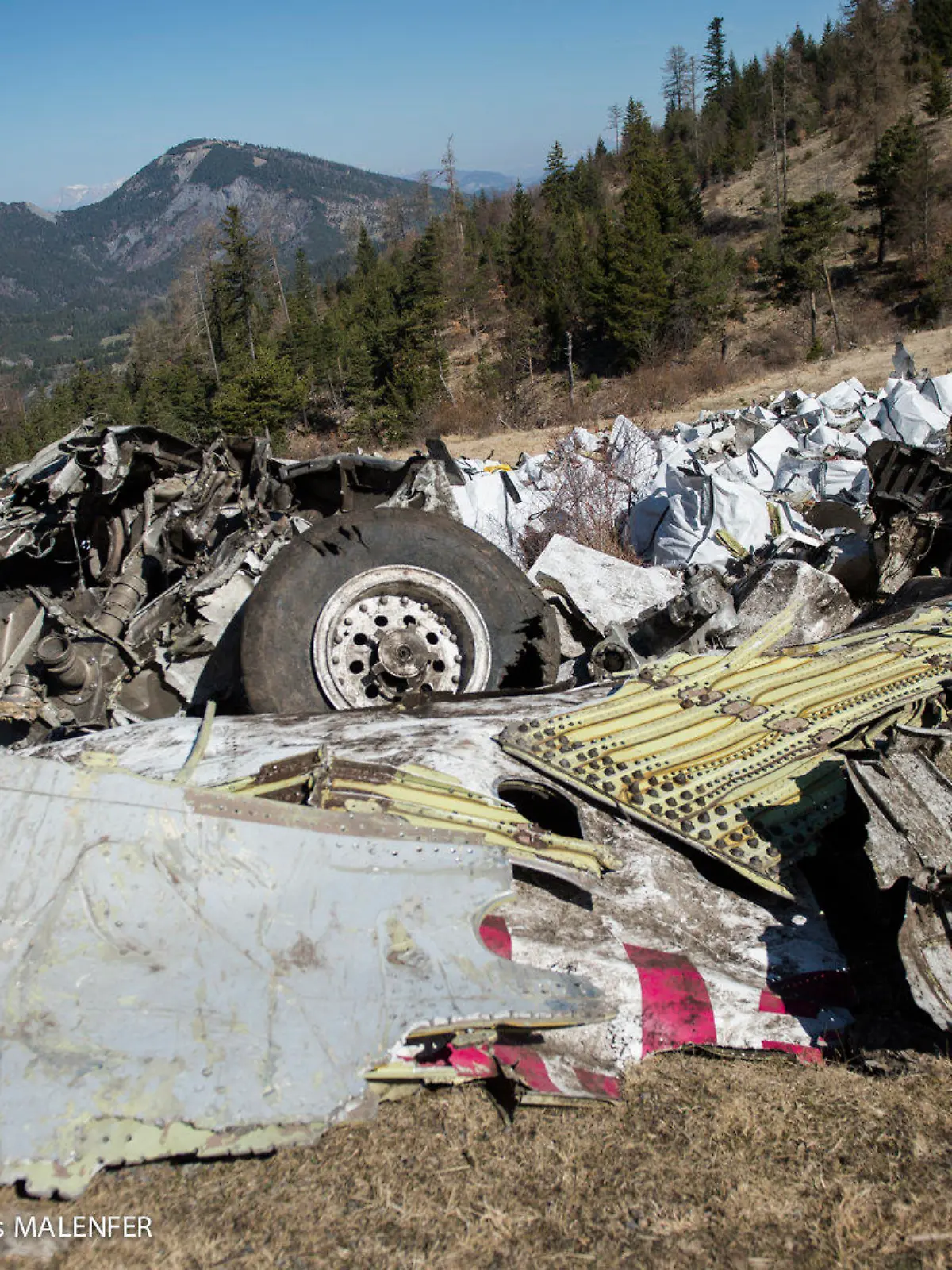 HANDOUT - Das am 13.04.2015 herausgegebene Handout des französischen Innenministeriums zeigt von Helfern geborgene Wrackteile an der Absturzstelle des Germanwings-Flugzeuges in den französischen Alpen nahe Seyne les Alpes. Der Airbus A320 war am 24.03.2015 auf dem Weg von Barcelona nach Düsseldorf in den Bergen zerschellt. 150 Menschen starben. Foto: Ministere d l'interieur/Yves Malenfer/dpa ACHTUNG: Das Foto darf nur redaktionell im Zusammenhang mit der Berichterstattung über den Germanwings-Absturz verwendet werden! +++(c) dpa - Bildfunk+++