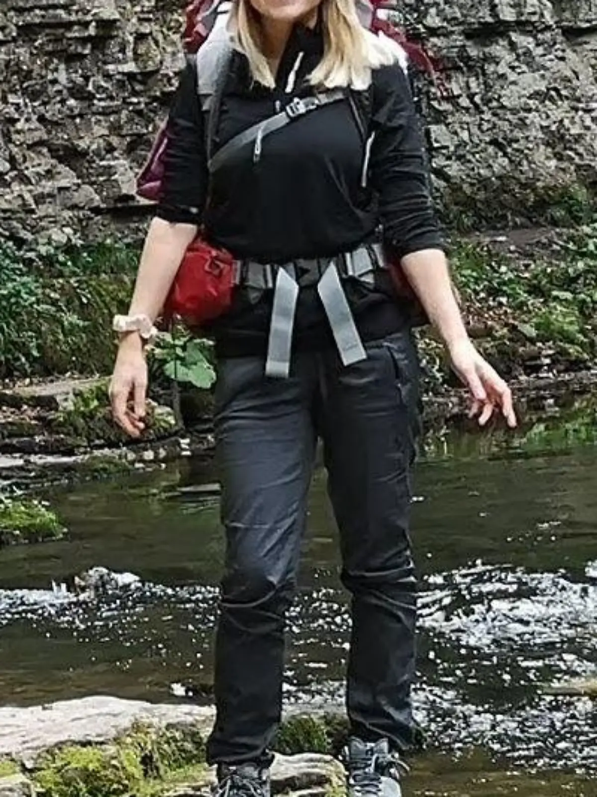 HANDOUT - 10.09.2020, Baden-Württemberg, Todtmoos: Das Fahndungsfoto der Polizei zeigt Scarlett S. aus Bad Lippspringe. Im Fall der seit fast zwei Jahren vermissten jungen Schwarzwald-Wanderin aus Nordrhein-Westfalen gehen die Ermittler neuen Hinweisen nach. Nach der ZDF-Fernsehsendung «Aktenzeichen XY ... vermisst» gingen über 70 Hinweise ein. Die 26-Jährige aus Bad Lippspringe wird seit dem 10. September im Südschwarzwald vermisst. (zu «Wo ist Scarlett?» - Über 70 neue Hinweise zu vermisster Wanderin») Foto: -/Polizei Freiburg/dpa - ACHTUNG: Verwendung nur bis zum Ende der Öffentlichkeitsfahndung der Polizei +++ dpa-Bildfunk +++