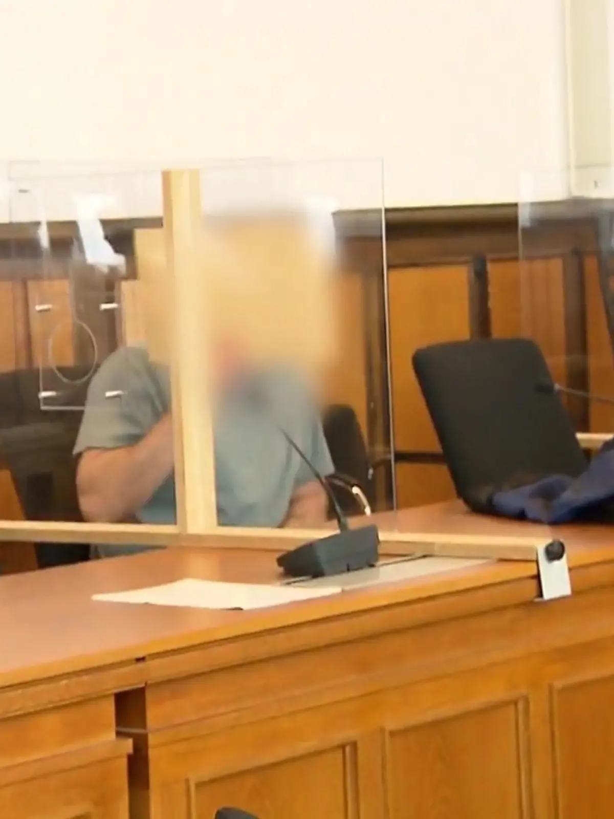 Bild zu: "Prozess: Familie mit Messer attackiert"