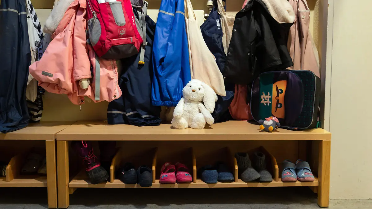 ARCHIV - 26.01.2022, Nordrhein-Westfalen, Bielefeld: In der Garderobe in einer Kindertagesstätte (Kita) hängen Kinderjacken. (zu dpa «Kita-Gipfel berät über abgesenkte Standards») Foto: Friso Gentsch/dpa +++ dpa-Bildfunk +++