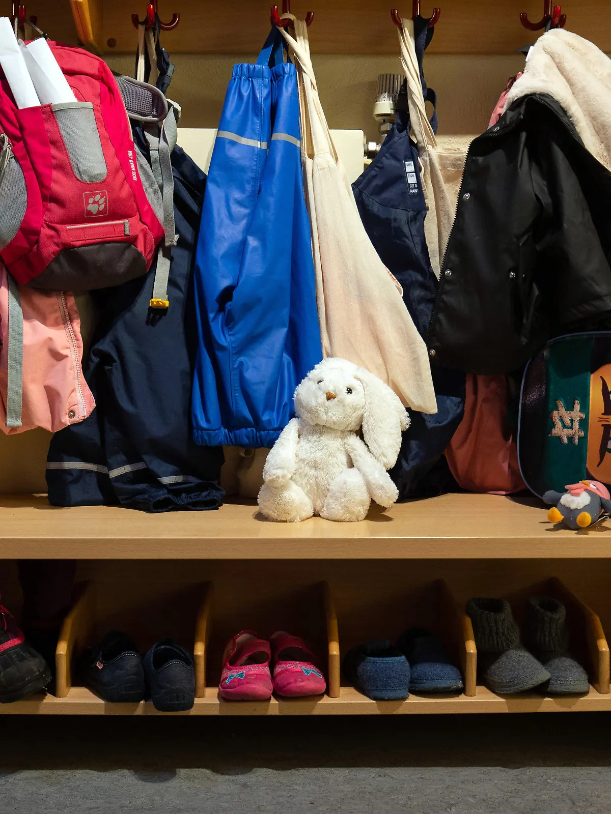 ARCHIV - 26.01.2022, Nordrhein-Westfalen, Bielefeld: In der Garderobe in einer Kindertagesstätte (Kita) hängen Kinderjacken. (zu dpa «Kita-Gipfel berät über abgesenkte Standards») Foto: Friso Gentsch/dpa +++ dpa-Bildfunk +++