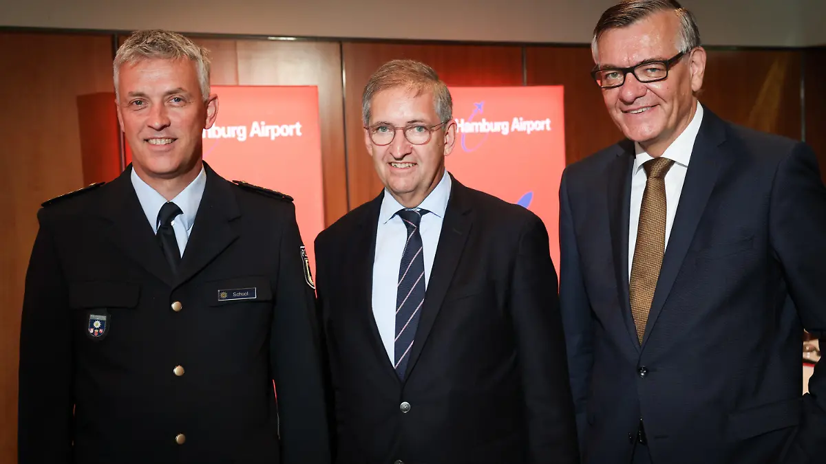 30.06.2022, Hamburg: Michael Eggenschwiler (M), Vorsitzender der Geschäftsführung am Hamburg Airport, Michael Schuol (l), Vizepräsident Bundespolizeidirektion Hannover, und Matthias von Randow, Hauptgeschäftsführer Bundesverband der Deutschen Luftverkehrswirtschaft (BDL), bei einem Fototermin vor einer Pressekonferenz zum Ferienstart am Hamburger Flughafen. Mit dem Beginn der Sommerferien in Schleswig-Holstein, Mecklenburg-Vorpommern und Hamburg erwartet der Flughafen der Hansestadt einen Ansturm von Passagieren Foto: Christian Charisius/dpa +++ dpa-Bildfunk +++