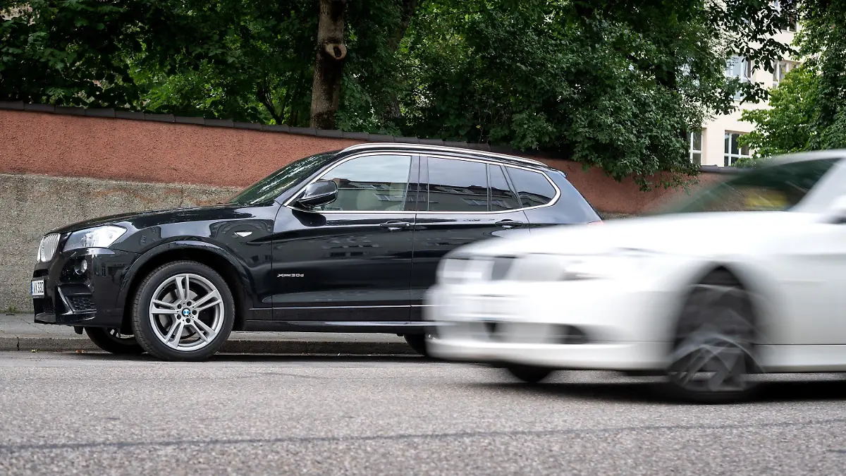 ARCHIV - 05.08.2019, Bayern, München: Ein SUV («Sport Utilitly Vehicle») steht am Straßenrand. (zu dpa «Fußgängerverband fordert höhere Bußgelder für schwere Autos») Foto: Sina Schuldt/dpa +++ dpa-Bildfunk +++