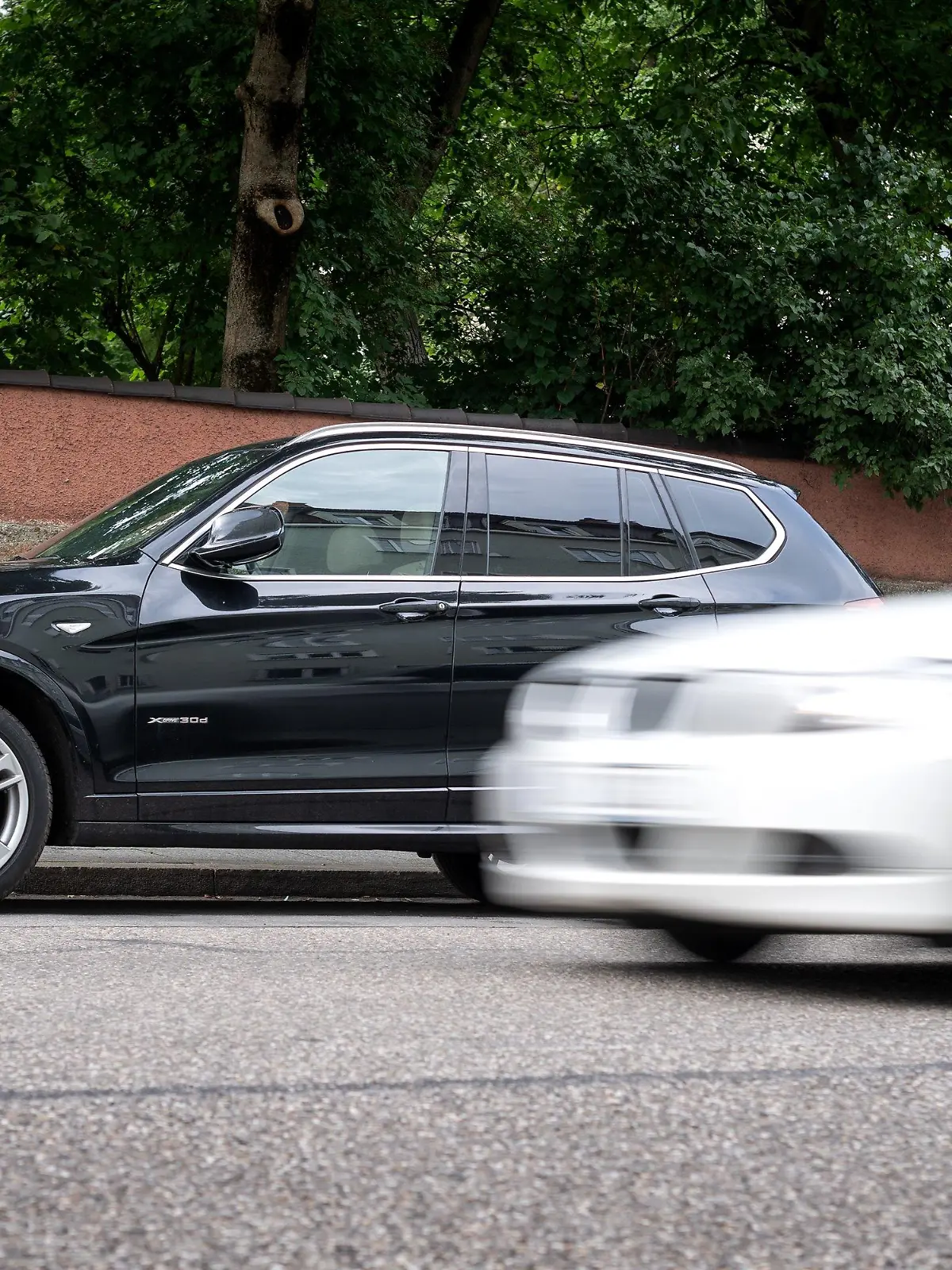 ARCHIV - 05.08.2019, Bayern, München: Ein SUV («Sport Utilitly Vehicle») steht am Straßenrand. (zu dpa «Fußgängerverband fordert höhere Bußgelder für schwere Autos») Foto: Sina Schuldt/dpa +++ dpa-Bildfunk +++