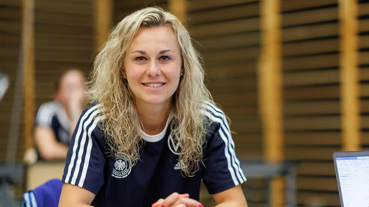 ARCHIV - 26.06.2023, Bayern, Herzogenaurach: Fußball: Frauen, Trainingslager des Nationalteams in der WM-Vorbereitung. Die Spielerin Lena Lattwein aufgenommen im Rahmen eines Medientags. (zu dpa: «0,7-Abiturientin Lena Lattwein: «Das Wort Streberin mag ich nicht»») Foto: Daniel Karmann/dpa +++ dpa-Bildfunk +++