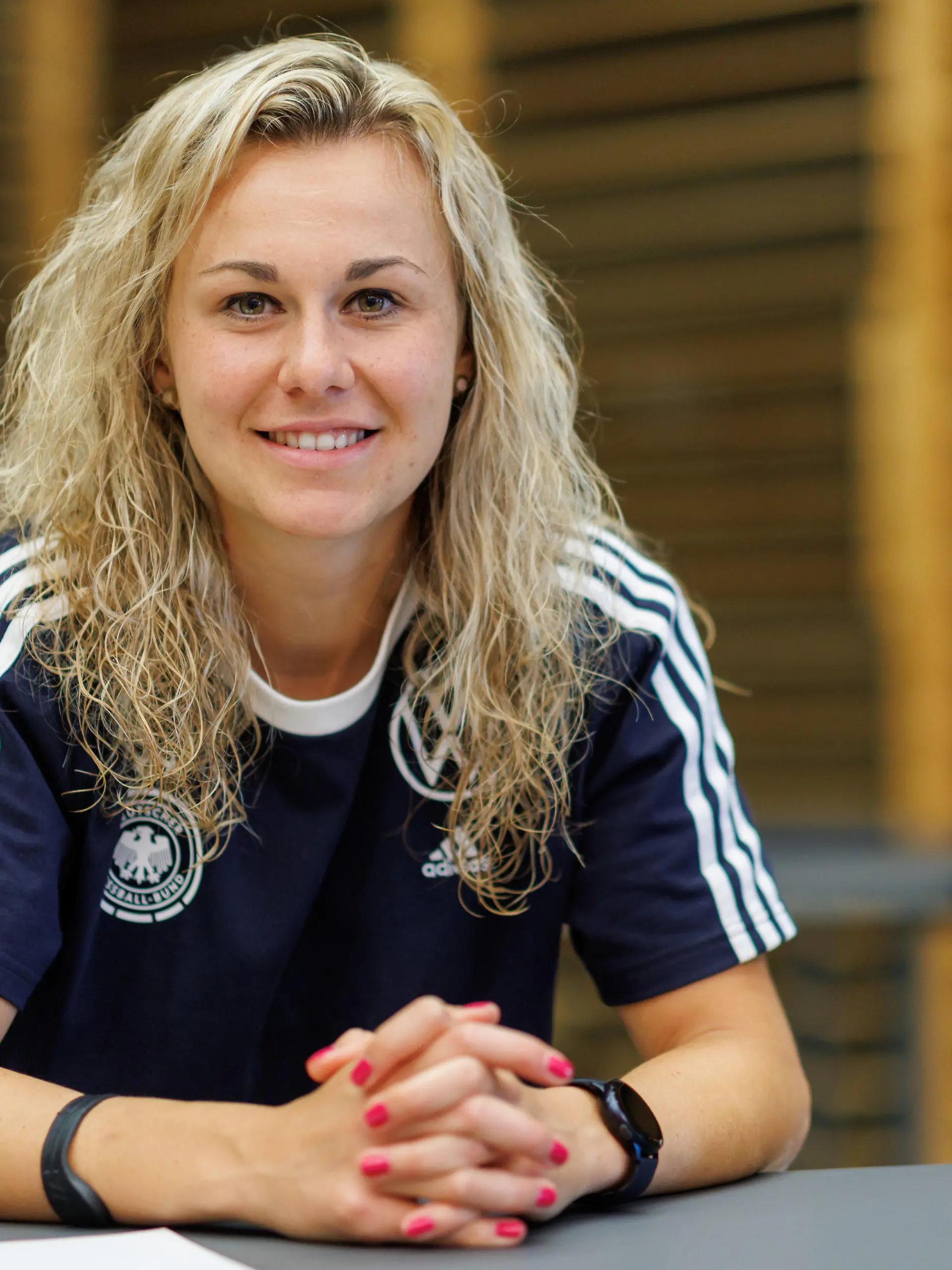 ARCHIV - 26.06.2023, Bayern, Herzogenaurach: Fußball: Frauen, Trainingslager des Nationalteams in der WM-Vorbereitung. Die Spielerin Lena Lattwein aufgenommen im Rahmen eines Medientags. (zu dpa: «0,7-Abiturientin Lena Lattwein: «Das Wort Streberin mag ich nicht»») Foto: Daniel Karmann/dpa +++ dpa-Bildfunk +++
