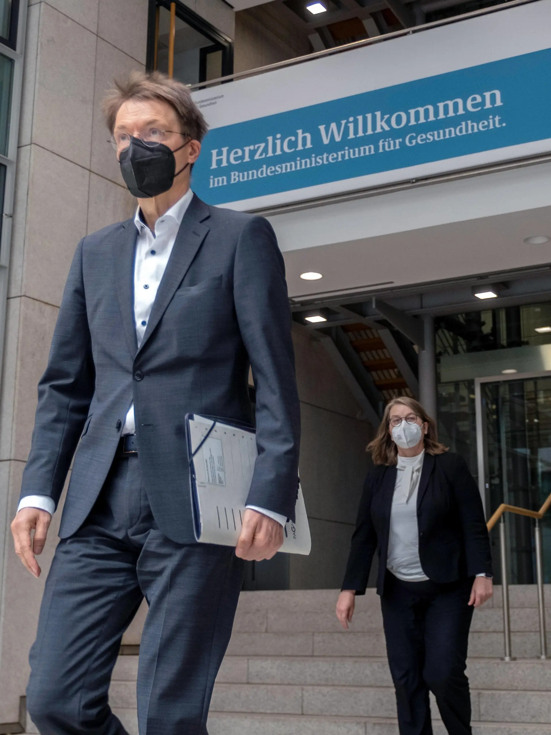  Bundesgesundheitsminister Karl Lauterbach L trifft sich mit Vertreterinnen und Vertretern der Leistungserbringer in der Pflege, um ueber die Vorbereitung der Pflegeeinrichtungen auf eine moegliche Corona-Welle im Herbst zu sprechen. Im Anschluss geben der Minister und Diakonie-Vorstandsmitglied Maria Loheide R ein kurzes Statement ab Foto vom 29.06.2022. Siehe epd-Meldung vom 29.06.2022 Vorbereitung der Pflegeeinrichtungen auf eine moegliche Corona-Welle im Herbst *** Federal Health Minister Karl Lauterbach L meets with representatives of care providers to talk about preparing care facilities for a possible Corona wave in the fall Afterwards, the minister and Diakonie board member Maria Loheide R make a brief statement Photo from 29 Copyright: epd-bild/RolfxZoellner