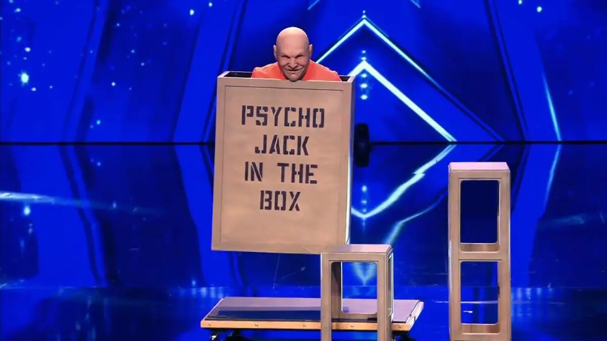 Illusionist "Psycho Jack" schwebt mit seiner Kiste Das Supertalent 2018: Show 8