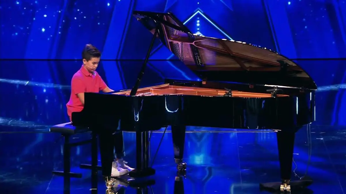 Ricky gibt am Flügel richtig Gas Das Supertalent: Show 8