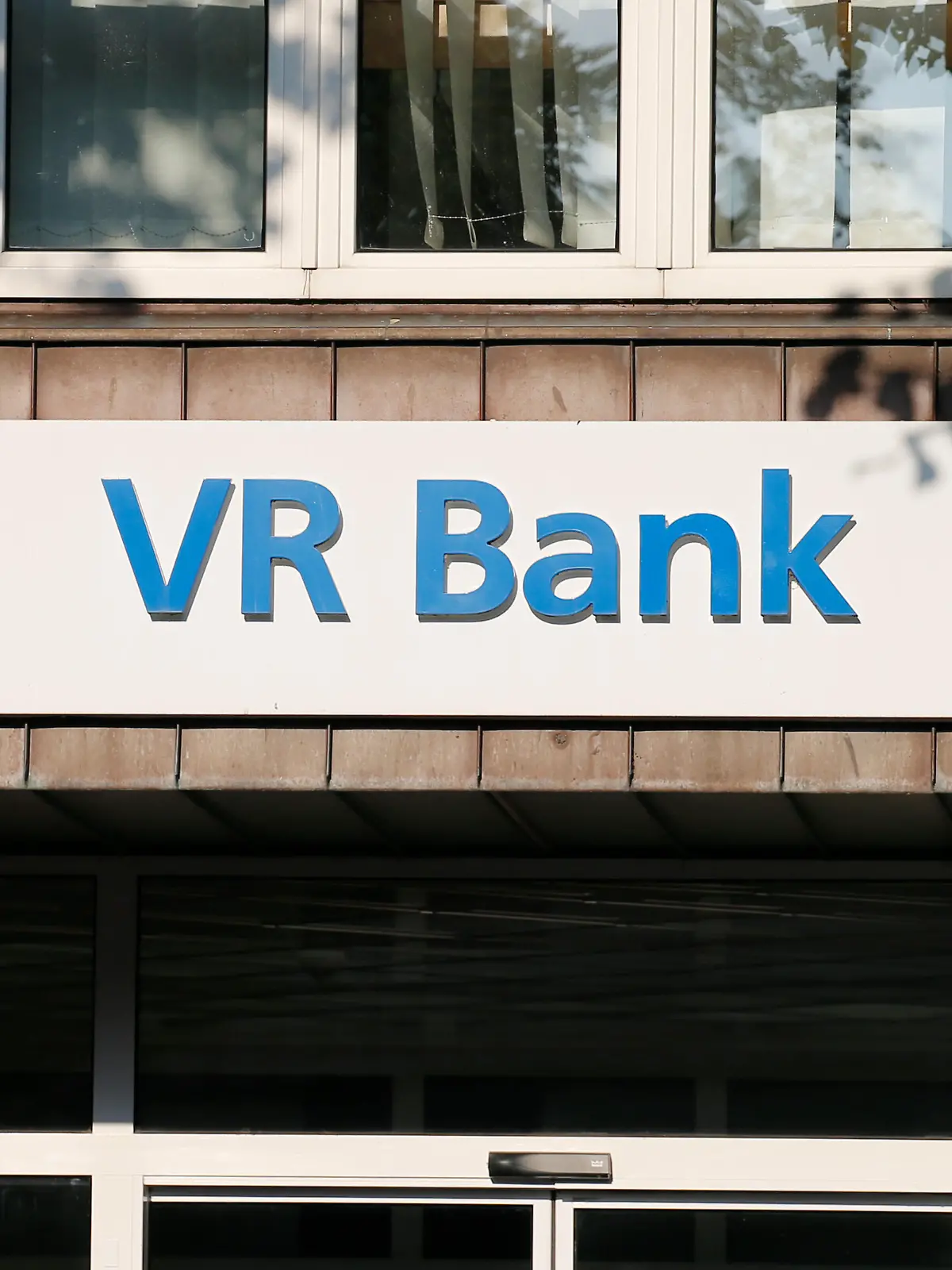 Fehmarn, Deutschland 26. August 2020: Symbolbilder - 2020 VR Ban, Symbol, Schriftzug, Logo, Volksbank, Raiffeisenbank, Feature / Symbol / Symbolfoto / charakteristisch / Detail /