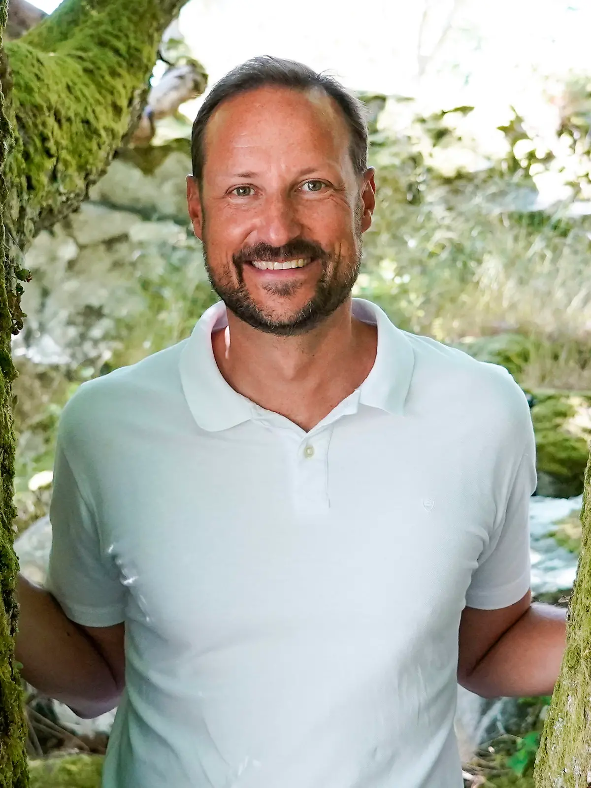 ARCHIV - 17.07.2020, Norwegen, Kristiansand: Der norwegische Kronprinz Haakon steht auf Dvergsøya zwischen zwei Bäumen. (zu dpa «Partysommer in Oslo - Kronprinz Haakon wird kurz vor Mette-Marit 50» - Wiederholung vom 14.07.2023) Foto: Lise Åserud/NTB Scanpix/dpa +++ dpa-Bildfunk +++