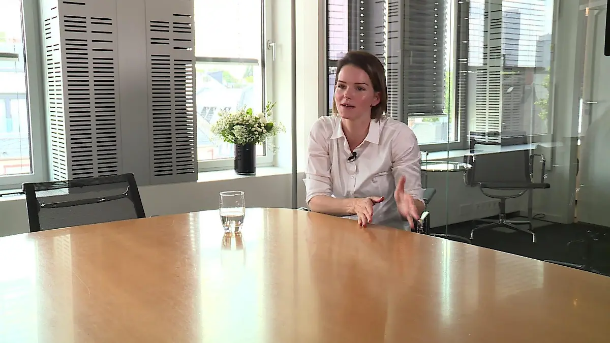 Lana Jansen sitzt am Konferenztisch