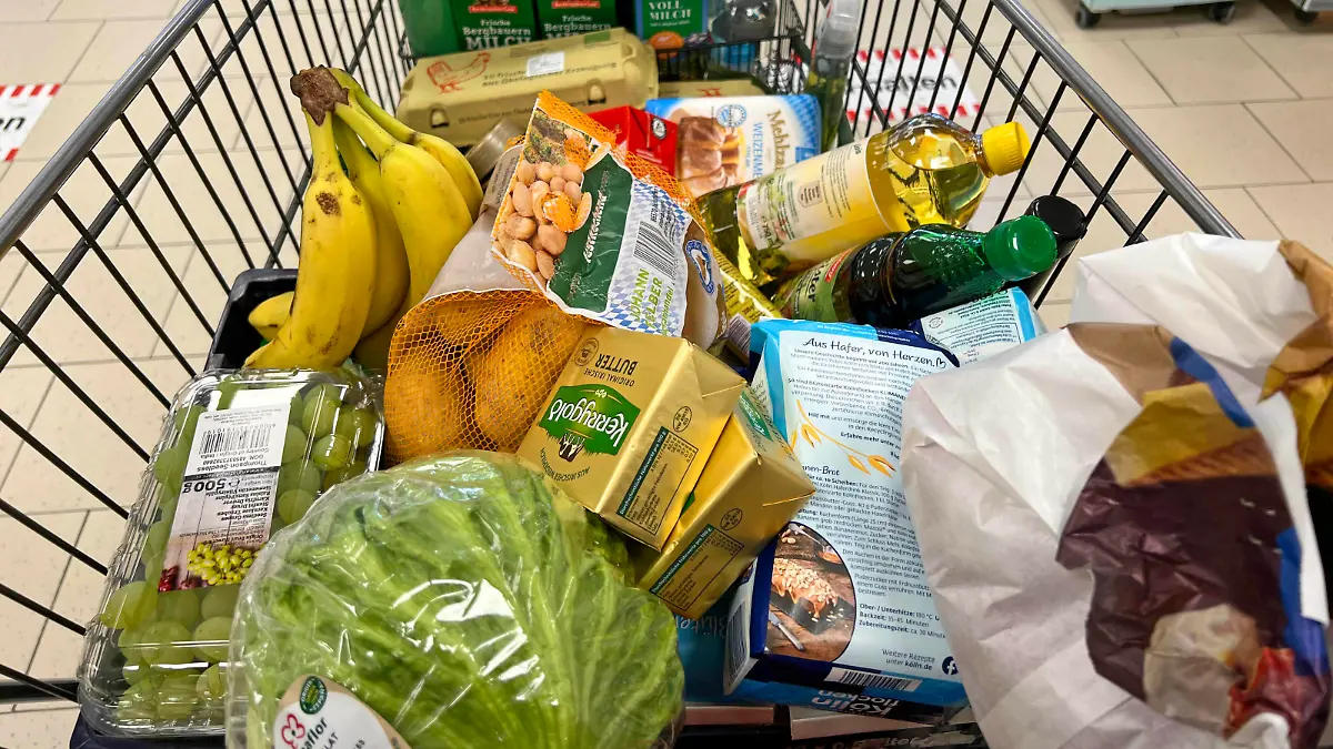 14.03.2022, Einkauf in einem Supermarkt im Allgäu, Lebensmittel im Einkaufswagen. 14.03.2022, Supermarkt 14.03.2022, Supermarkt *** 14 03 2022, shopping in a supermarket in Allgäu, food in shopping cart 14 03 2022, supermarket 14 03 2022, supermarket