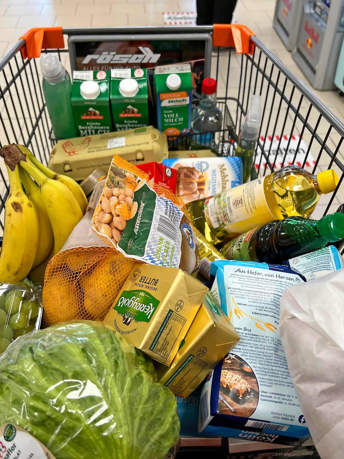  14.03.2022, Einkauf in einem Supermarkt im Allgäu, Lebensmittel im Einkaufswagen. 14.03.2022, Supermarkt 14.03.2022, Supermarkt *** 14 03 2022, shopping in a supermarket in Allgäu, food in shopping cart 14 03 2022, supermarket 14 03 2022, supermarket