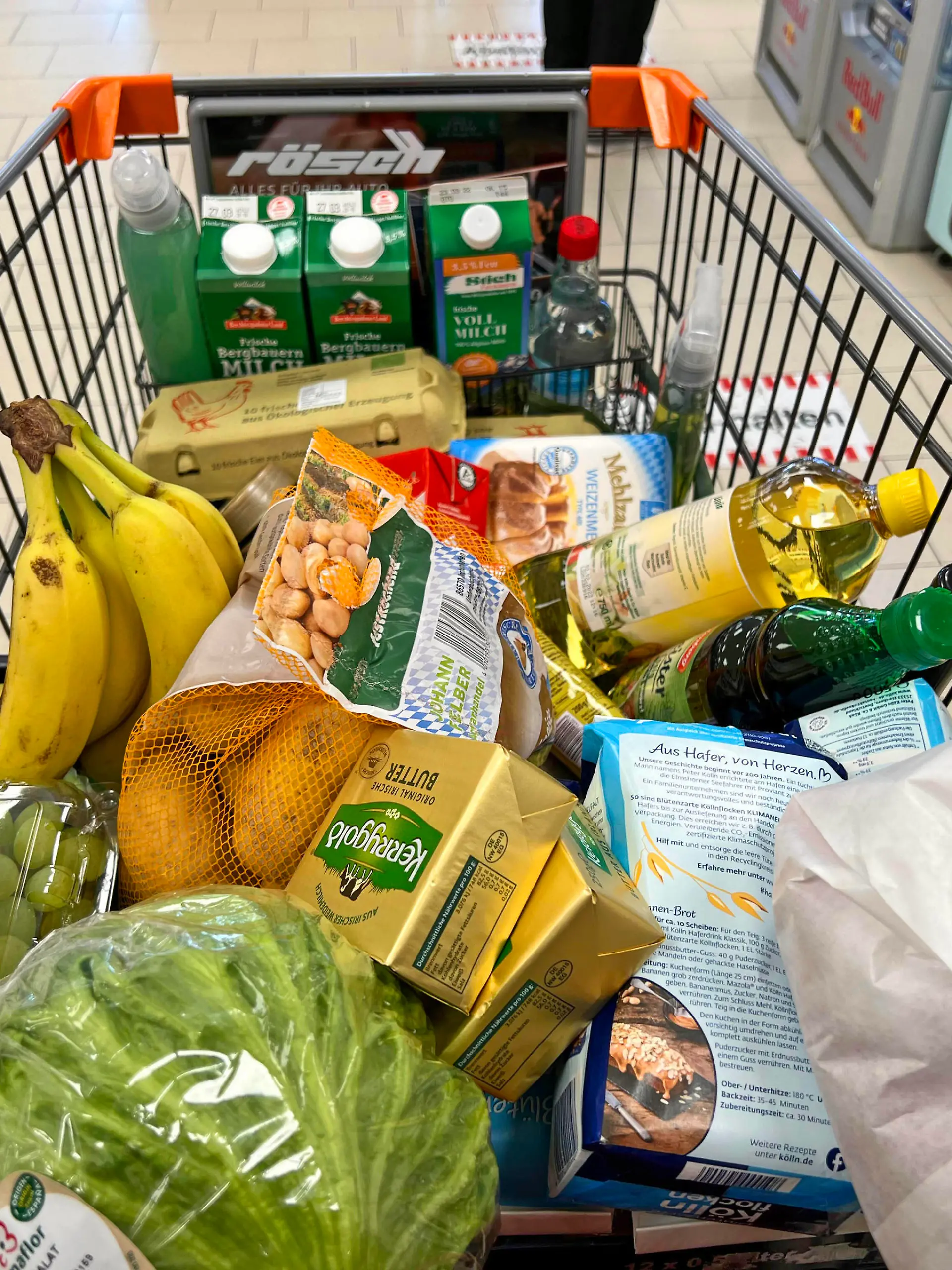 14.03.2022, Einkauf in einem Supermarkt im Allgäu, Lebensmittel im Einkaufswagen. 14.03.2022, Supermarkt 14.03.2022, Supermarkt *** 14 03 2022, shopping in a supermarket in Allgäu, food in shopping cart 14 03 2022, supermarket 14 03 2022, supermarket