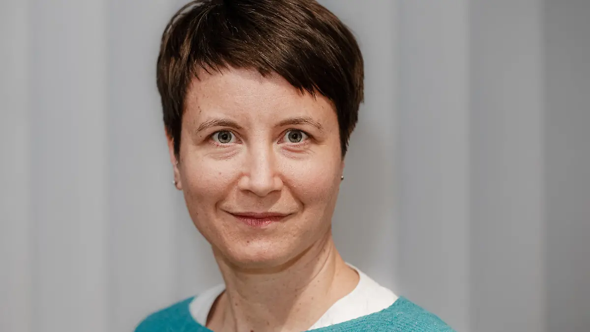 ARCHIV - 19.12.2019, Hamburg: Katja Husen (Bündnis90/DieGrünen), Geschäftsführerin des Zentrums für Molekulare Neurobiologie Hamburg, steht in ihrem Büro. Die 46-jährige Grünen-Politikerin ist bei einem Fahrradunfall in Bayern ums Leben gekommen.      (zu dpa «Grünen-Politikerin Husen bei Fahrradunfall ums Leben gekommen») Foto: Markus Scholz/dpa +++ dpa-Bildfunk +++