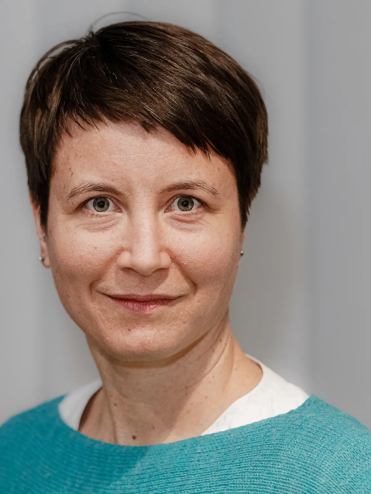 ARCHIV - 19.12.2019, Hamburg: Katja Husen (Bündnis90/DieGrünen), Geschäftsführerin des Zentrums für Molekulare Neurobiologie Hamburg, steht in ihrem Büro. Die 46-jährige Grünen-Politikerin ist bei einem Fahrradunfall in Bayern ums Leben gekommen.      (zu dpa «Grünen-Politikerin Husen bei Fahrradunfall ums Leben gekommen») Foto: Markus Scholz/dpa +++ dpa-Bildfunk +++