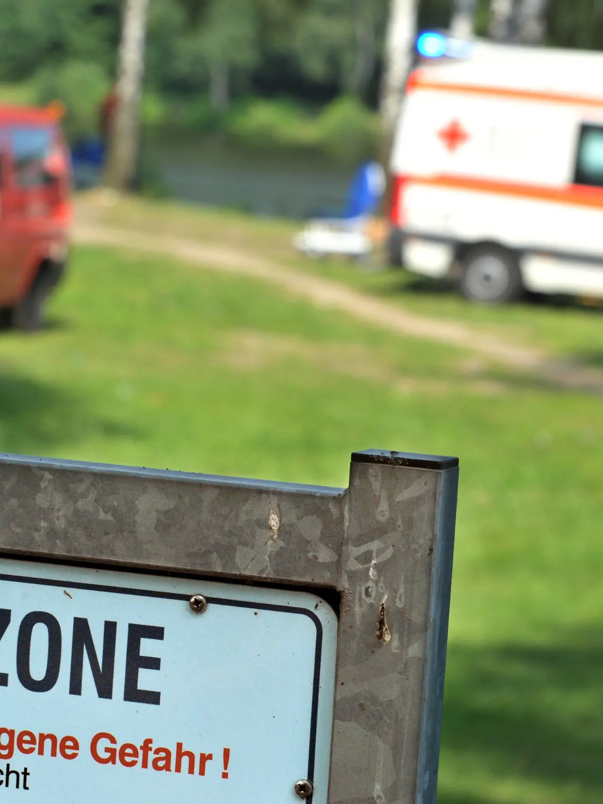 ARCHIV - Rettungskräfte stehen nach einem Badeunfall am 26.07.2012 am Hardausee (Kreis Uelzen; Niedersachsen). Nach einem weiteren Badeunfall in Niedersachsen hat die Deutsche Lebens-Rettungs-Gesellschaft (DLRG) Schwimmer zur Vorsicht in unbewachten Seen aufgerufen. Foto: Philipp Schulze/ dpa (zu lni "DLRG mahnt Schwimmer zur Vorsicht in unbewachten Seen" vom 04.08.2014) +++(c) dpa - Bildfunk+++