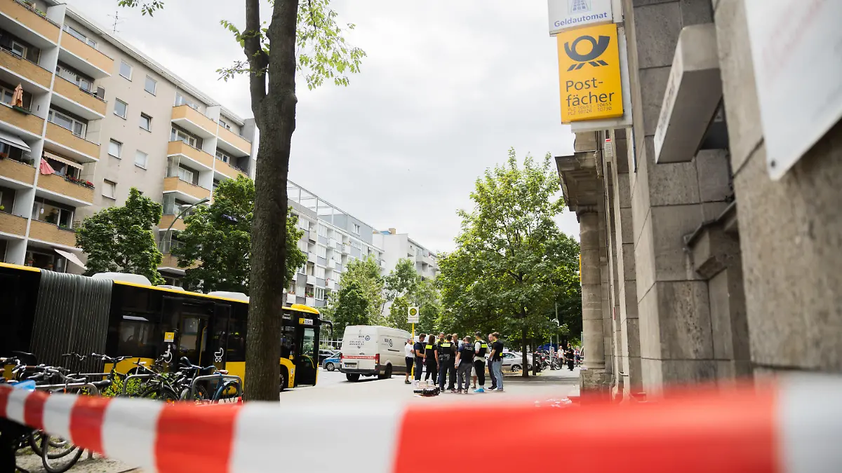 29.06.2022, Berlin: Ein Werttransporter steht bei einem Polizeieinsatz im Berliner Bezirk Wilmersdorf in der Uhlandstraße vor einer Postbankfiliale. Dort ist ein Geldtransporter überfallen worden. Vermutlich seien vier Menschen verletzt worden, sagte eine Polizeisprecher der Deutschen Presse-Agentur. Die Täter sind auf der Flucht. Foto: Christoph Soeder/dpa +++ dpa-Bildfunk +++