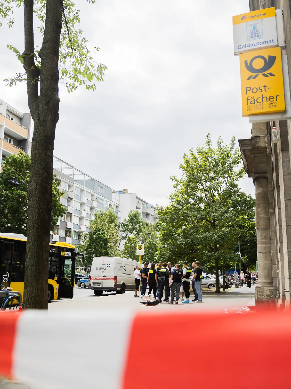 29.06.2022, Berlin: Ein Werttransporter steht bei einem Polizeieinsatz im Berliner Bezirk Wilmersdorf in der Uhlandstraße vor einer Postbankfiliale. Dort ist ein Geldtransporter überfallen worden. Vermutlich seien vier Menschen verletzt worden, sagte eine Polizeisprecher der Deutschen Presse-Agentur. Die Täter sind auf der Flucht. Foto: Christoph Soeder/dpa +++ dpa-Bildfunk +++