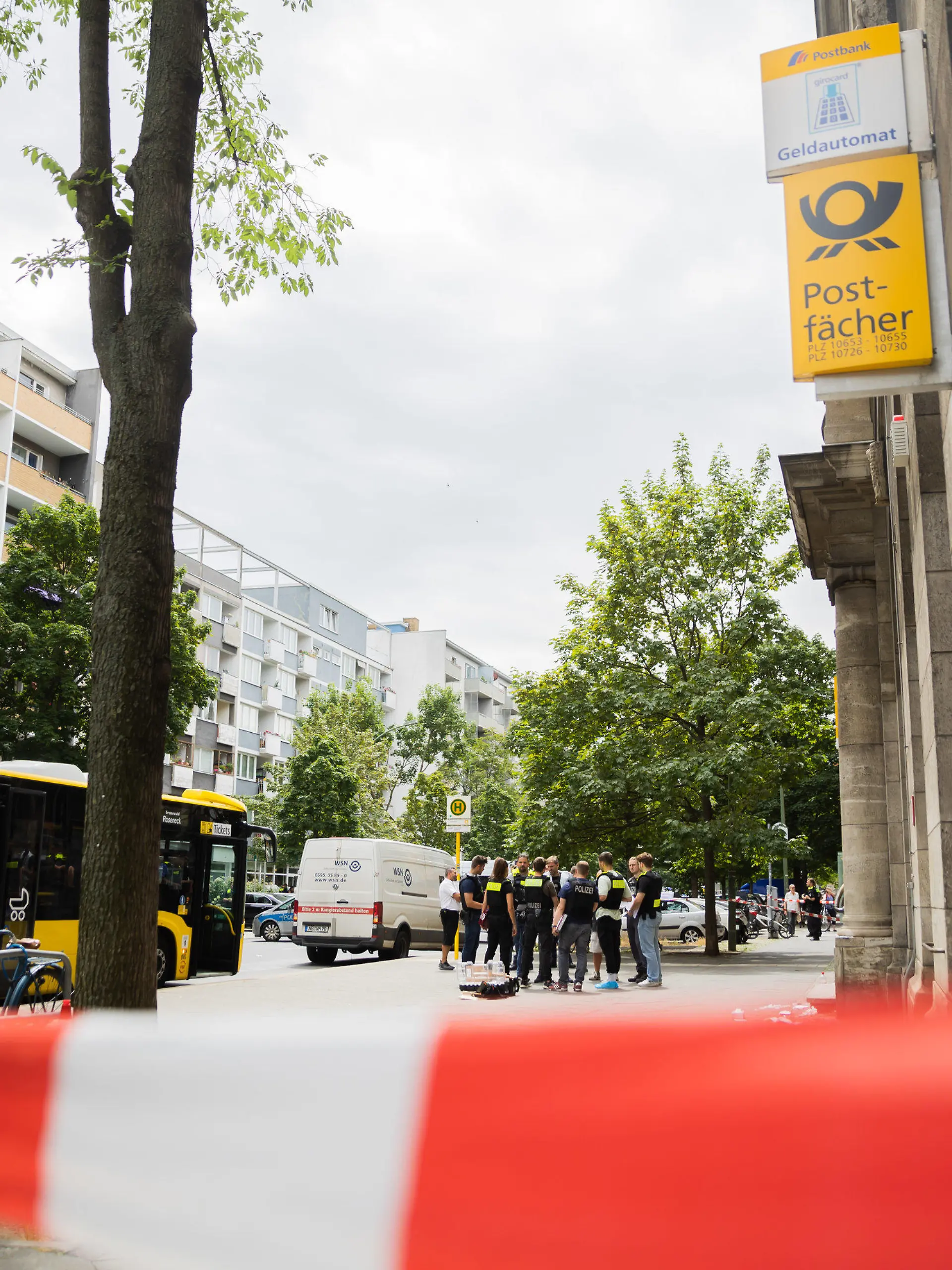 29.06.2022, Berlin: Ein Werttransporter steht bei einem Polizeieinsatz im Berliner Bezirk Wilmersdorf in der Uhlandstraße vor einer Postbankfiliale. Dort ist ein Geldtransporter überfallen worden. Vermutlich seien vier Menschen verletzt worden, sagte eine Polizeisprecher der Deutschen Presse-Agentur. Die Täter sind auf der Flucht. Foto: Christoph Soeder/dpa +++ dpa-Bildfunk +++