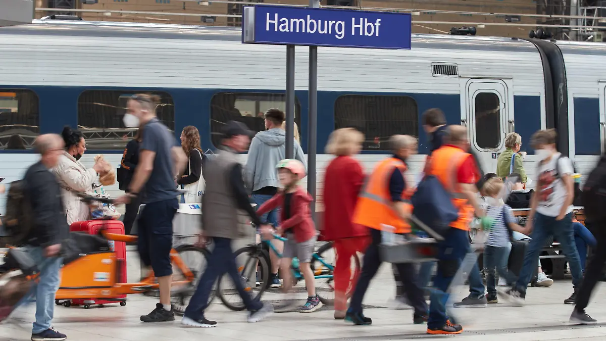 06.06.2022, Hamburg: Reisende gehen über einen Bahnsteig am Hamburger Hauptbahnhof (Wischeffekt durch Langzeitbelichtung). Reger Reiseverkehr hat am Pfingstmontag erneut für volle Züge in Schleswig-Holstein und Hamburg gesorgt. Besonders von den Inseln und Küsten aus in Richtung Süden sei erwartungsgemäß viel los, sagte eine Sprecherin der Deutschen Bahn. Foto: Georg Wendt/dpa +++ dpa-Bildfunk +++