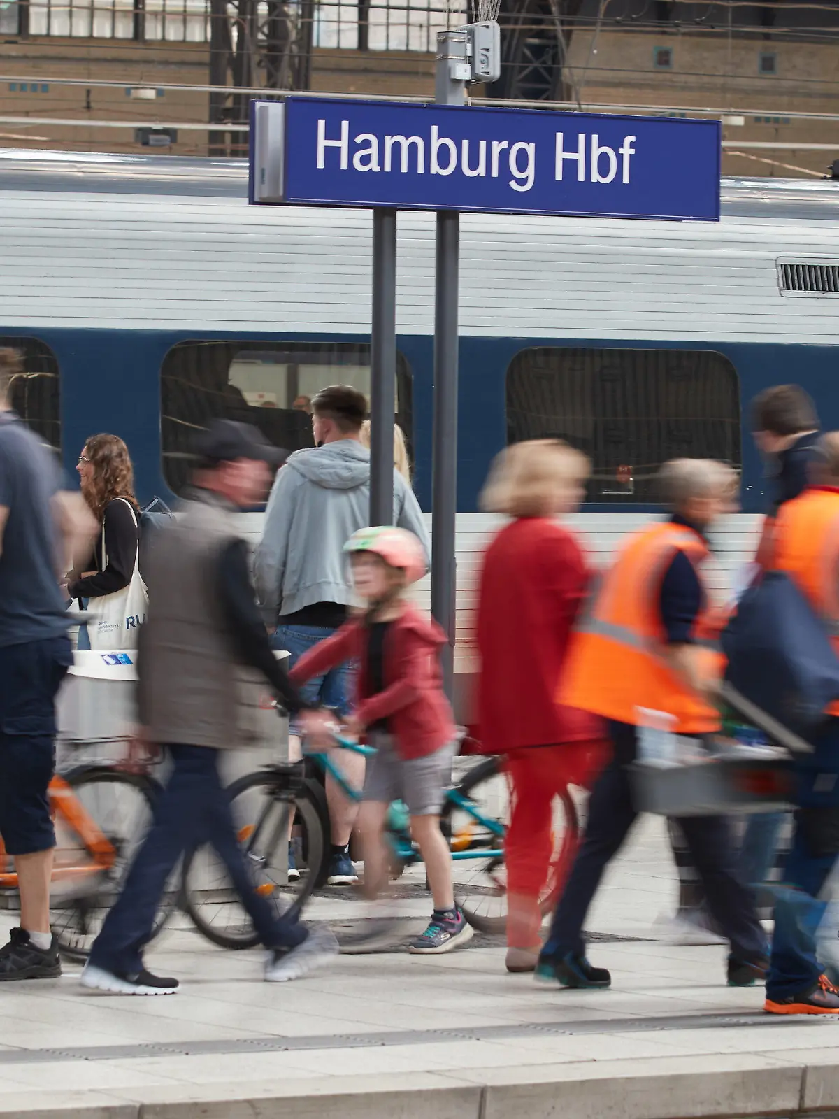 06.06.2022, Hamburg: Reisende gehen über einen Bahnsteig am  Hamburger Hauptbahnhof (Wischeffekt durch Langzeitbelichtung). Reger Reiseverkehr hat am Pfingstmontag erneut für volle Züge in Schleswig-Holstein und Hamburg gesorgt. Besonders von den Inseln und Küsten aus in Richtung Süden sei erwartungsgemäß viel los, sagte eine Sprecherin der Deutschen Bahn. Foto: Georg Wendt/dpa +++ dpa-Bildfunk +++